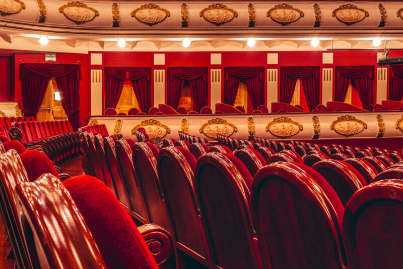Les Secrets des Coulisses : Découvrez les Différentes Parties d’un Théâtre