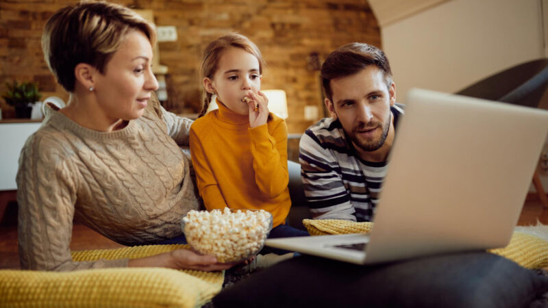 Regarder un film en famille - Découvrez tous les bienfaits !