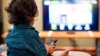Attention : Regarder la télé trop longtemps peut mettre en danger vos enfants ! Découvrez les risques cachés