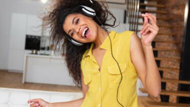 Les scientifiques dévoilent le pouvoir incroyable de la musique sur votre humeur ! Découvrez comment elle peut transformer votre journée dès aujourd'hui